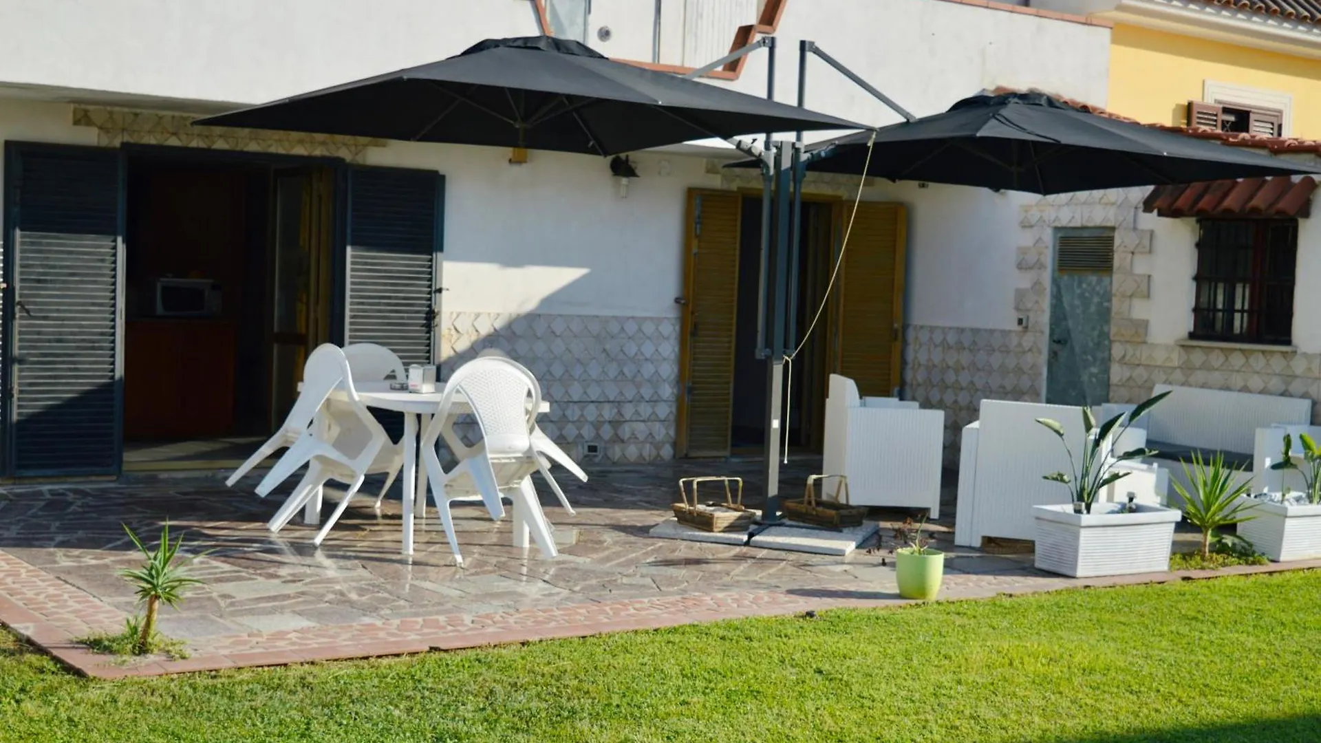 Domus Aurea - Appartamento intero ed indipendente con giardino Fiumicino 0*,  Italia