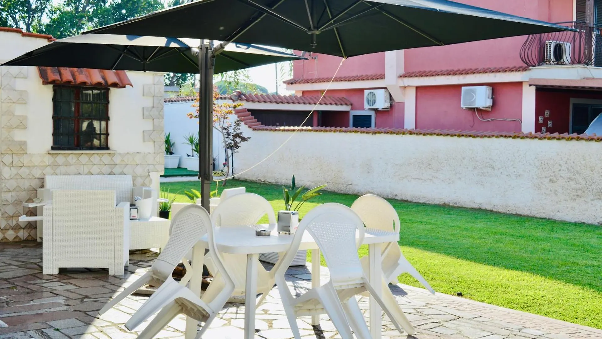 Domus Aurea - Appartamento intero ed indipendente con giardino Fiumicino 0*,  Italia